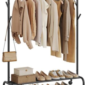 Odolný kovový věšák na oblečení s policí a kolečky, černý